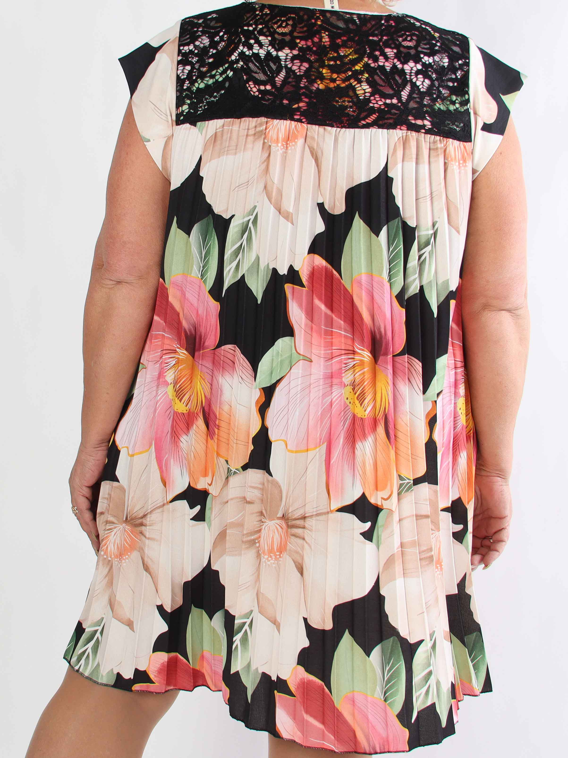 Nancy Lace Flower Short - Blomstret plus size kjole med plisseringer og lommer